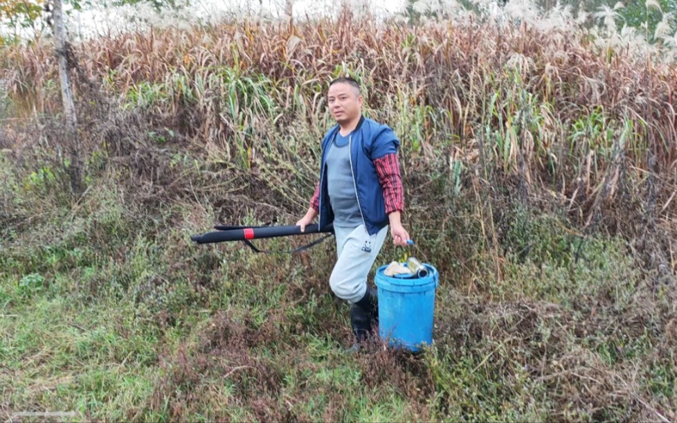 [图]天天来栖息地偷鱼，之前还说要弄死我，曝光。——野生扬子鳄张龙守护者 护鳄世家