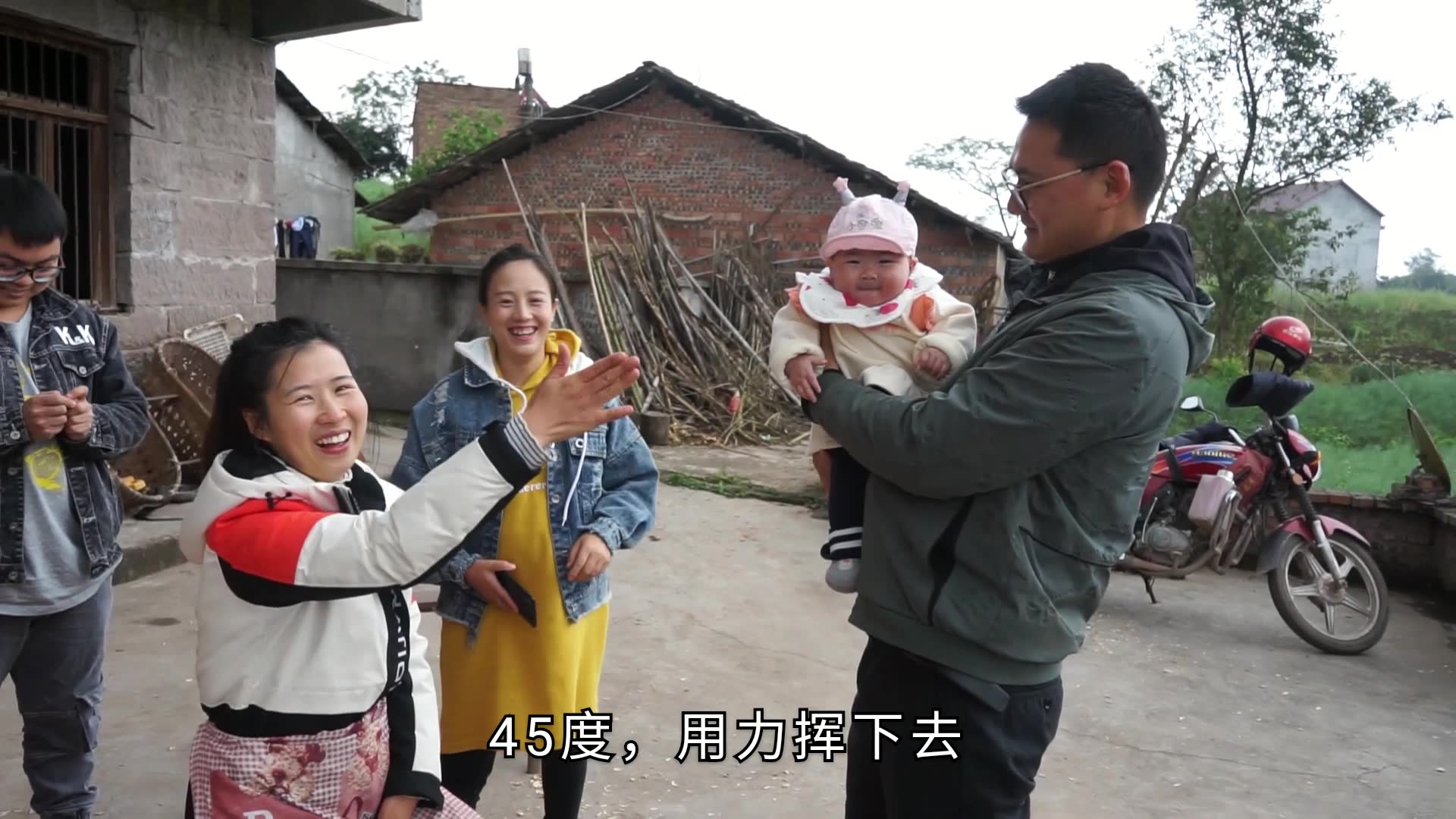 [图]二妹带着稀饭到三嬢家做客，翠花还专门带着娘家人去瞧瞧自己经营的菜地。二娃还提前练习起怎么抱娃，抱起翠花不到1岁的侄女，看这样子有模有样，小妹儿都忍不住凑上来看看