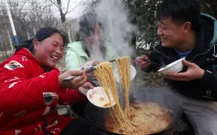 Скачать видео: 花100买3斤肥肠，煮锅肥肠面，胖妹的拿手菜，3人吃到停不下来