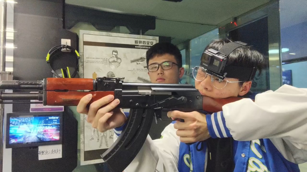 头上长摄像头的男人线下单杀