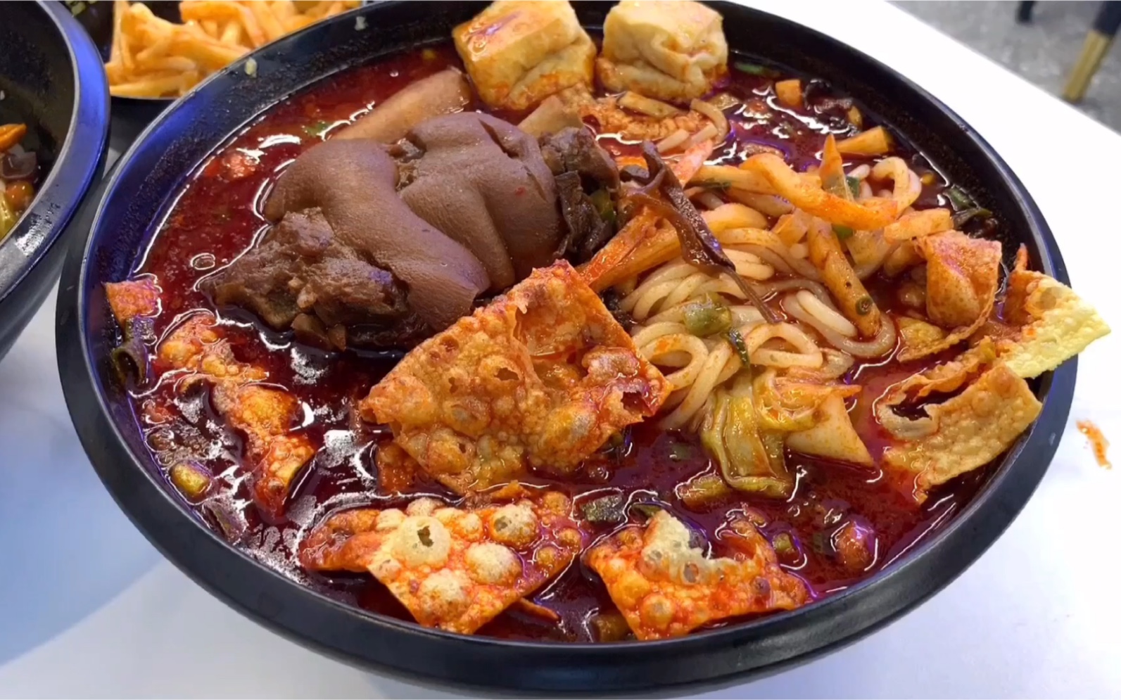 土豪螺蛳粉里面还有卤猪蹄,魔鬼辣椒辣得人直流泪