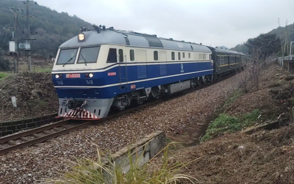 皖赣线:南局南段df110329牵引k8730南昌至景德镇