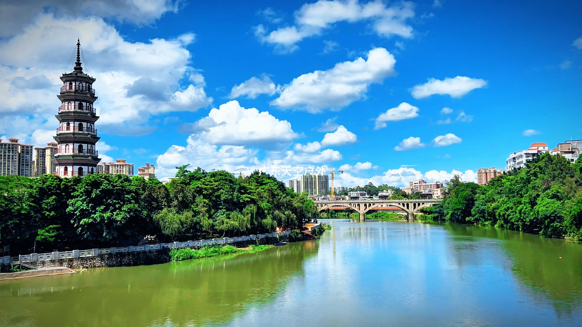 罗定文塔原名为三元宝塔,"三元"的意思是希望当时广东罗定州的考生在