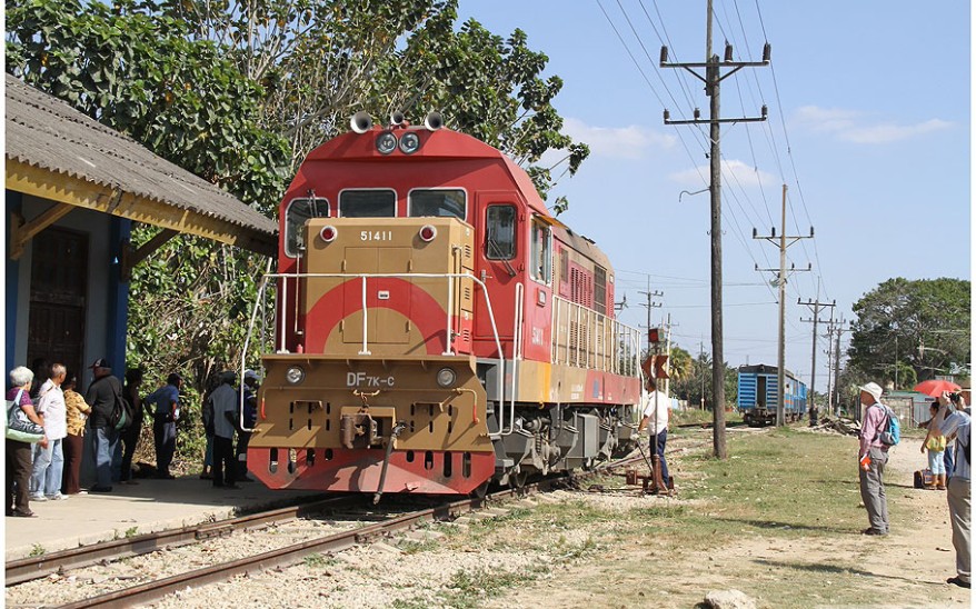 出口古巴的df7gc重联牵引12节儿25g无空调版及25b客车的1次列车走行
