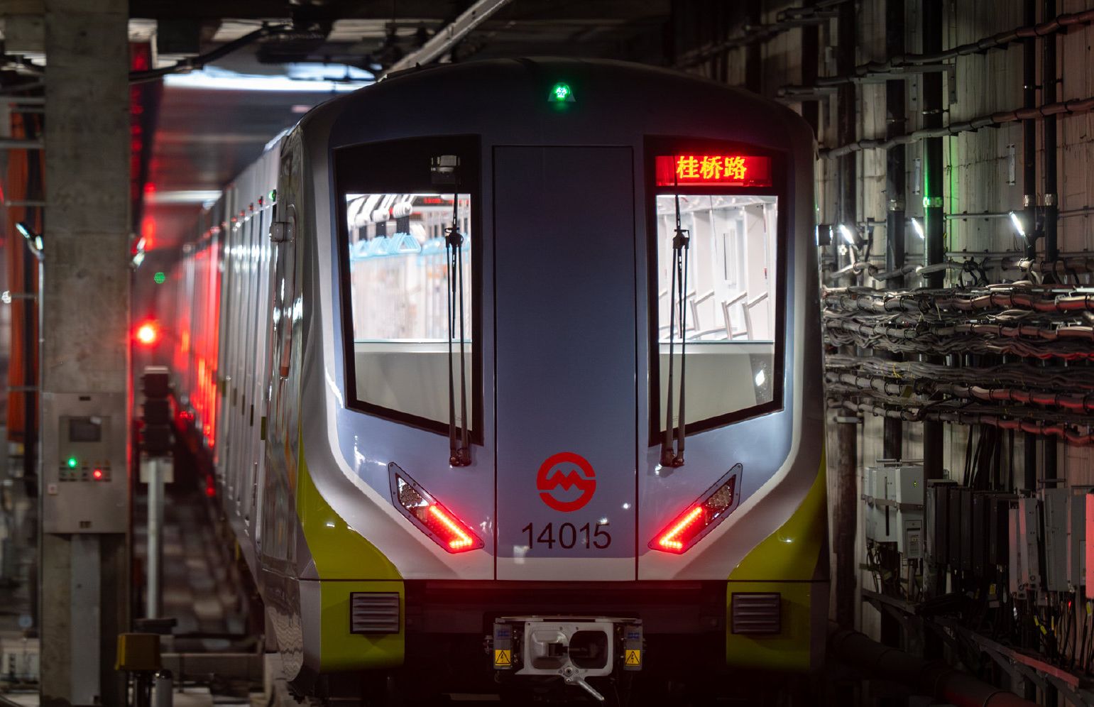上海地铁14号线14a01型列车进站 摄于真如 往封浜方向