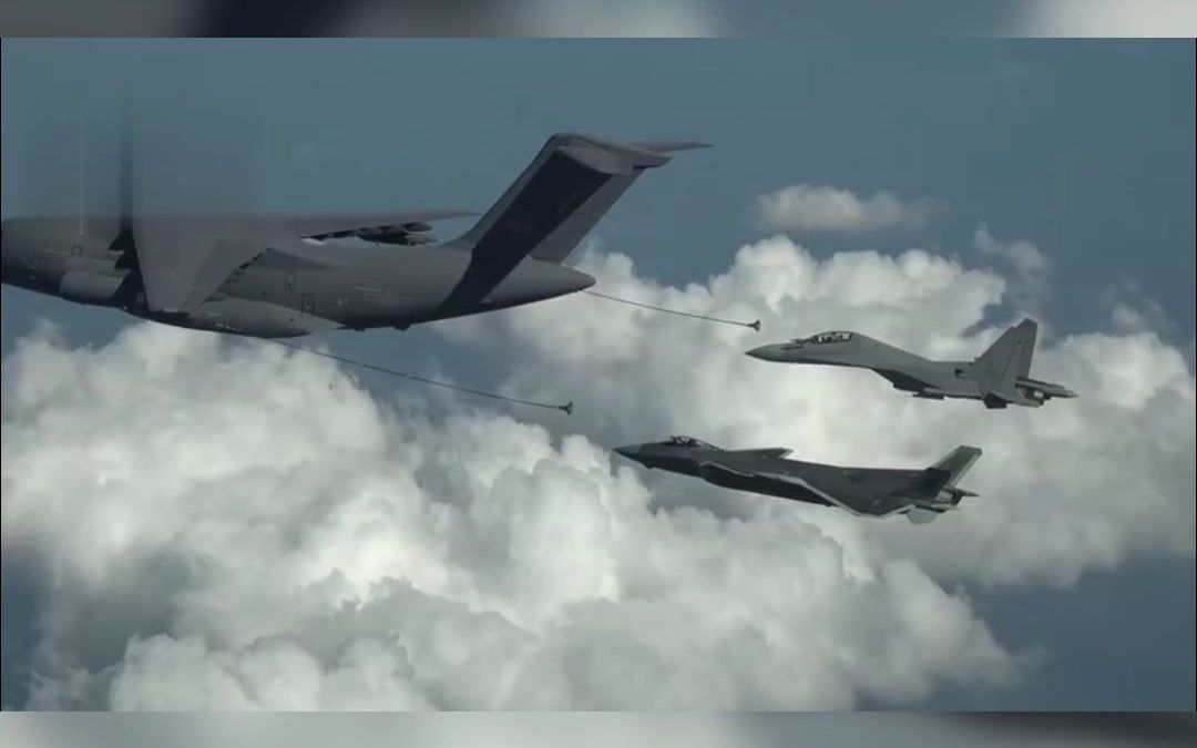 双20同框 运油20给歼20空中加油视频公布