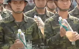 Скачать видео: 喝飲料被抓包 #新兵日記 #當兵 #水摇一摇就变色