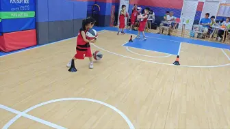 Download Video: 新学期新动作新气象！！五岁大班女宝篮球课精彩片段🏀🏀🏀