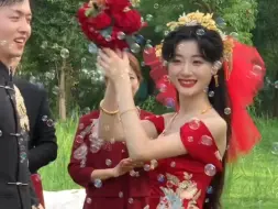 Tải video: 走到哪里都被夸～新中式婚服太惊艳了‼️