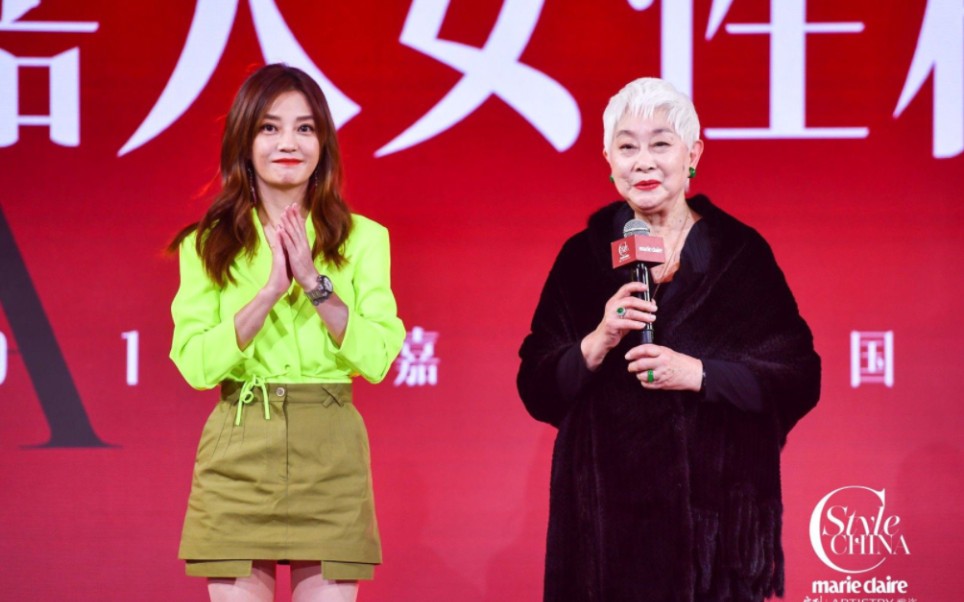 2018嘉人中国风超级盛典:赵薇作为颁奖嘉宾,为卢燕老师颁出"嘉人女性