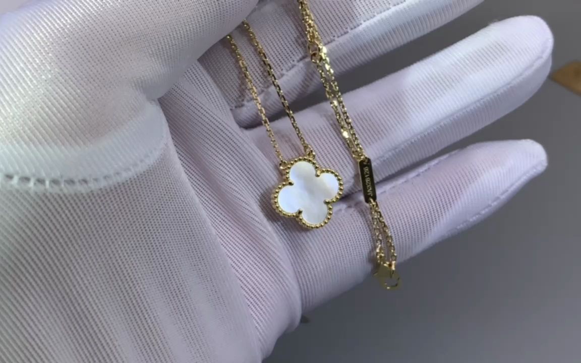 小江珠宝;自带纯洁感的四叶草白贝母黄金项链 造型简约大方 佩戴起来