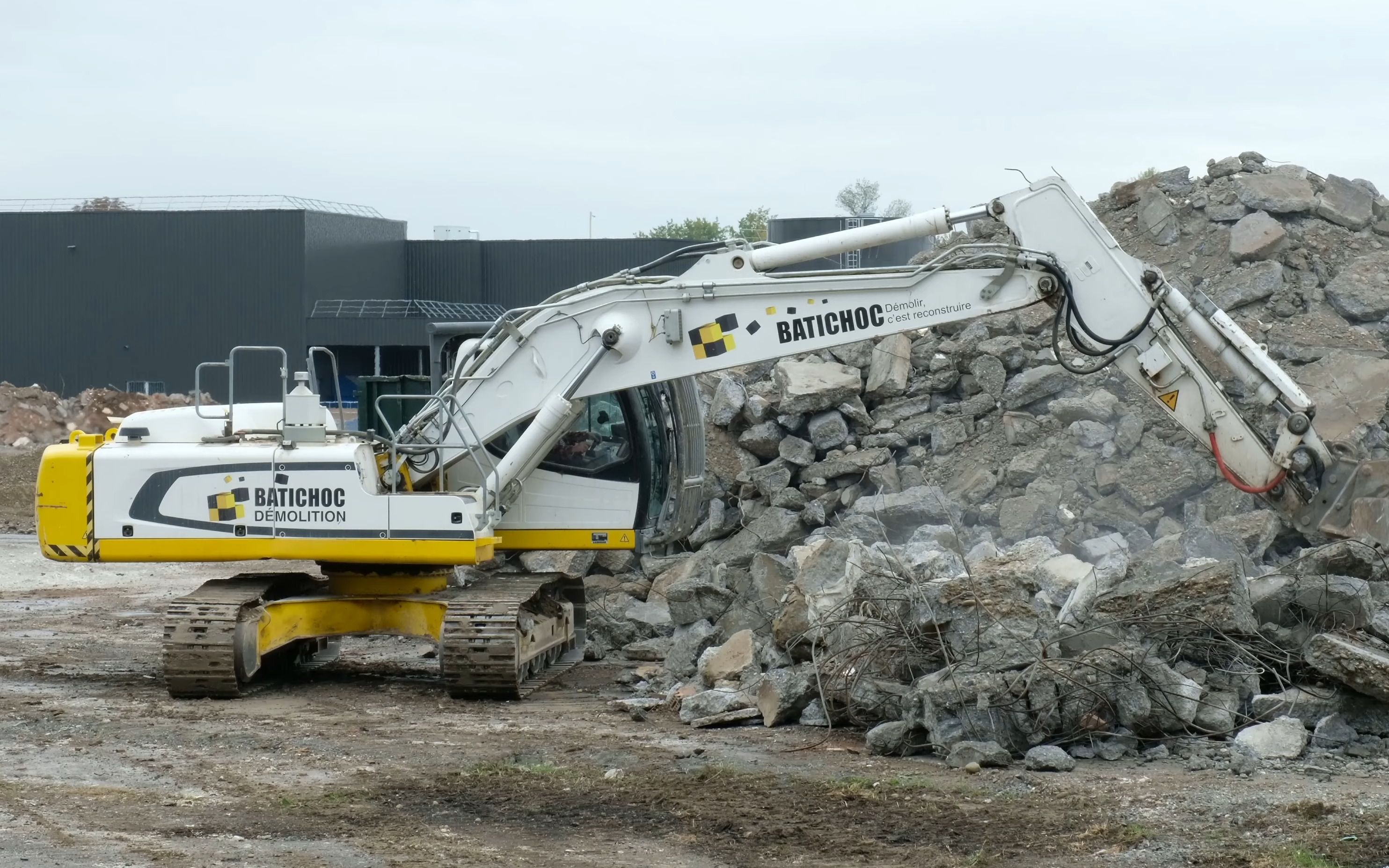 利勃海尔r926挖掘机处理建筑垃圾4k