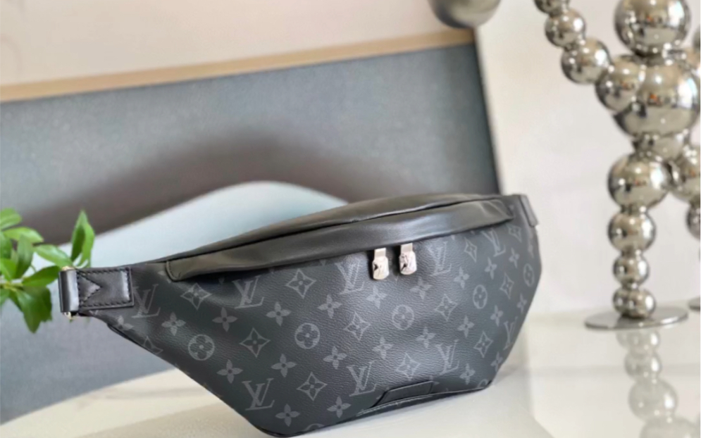 说一下高仿lv路易威登m44336黑花 discovery 腰包 胸包 此款discovery