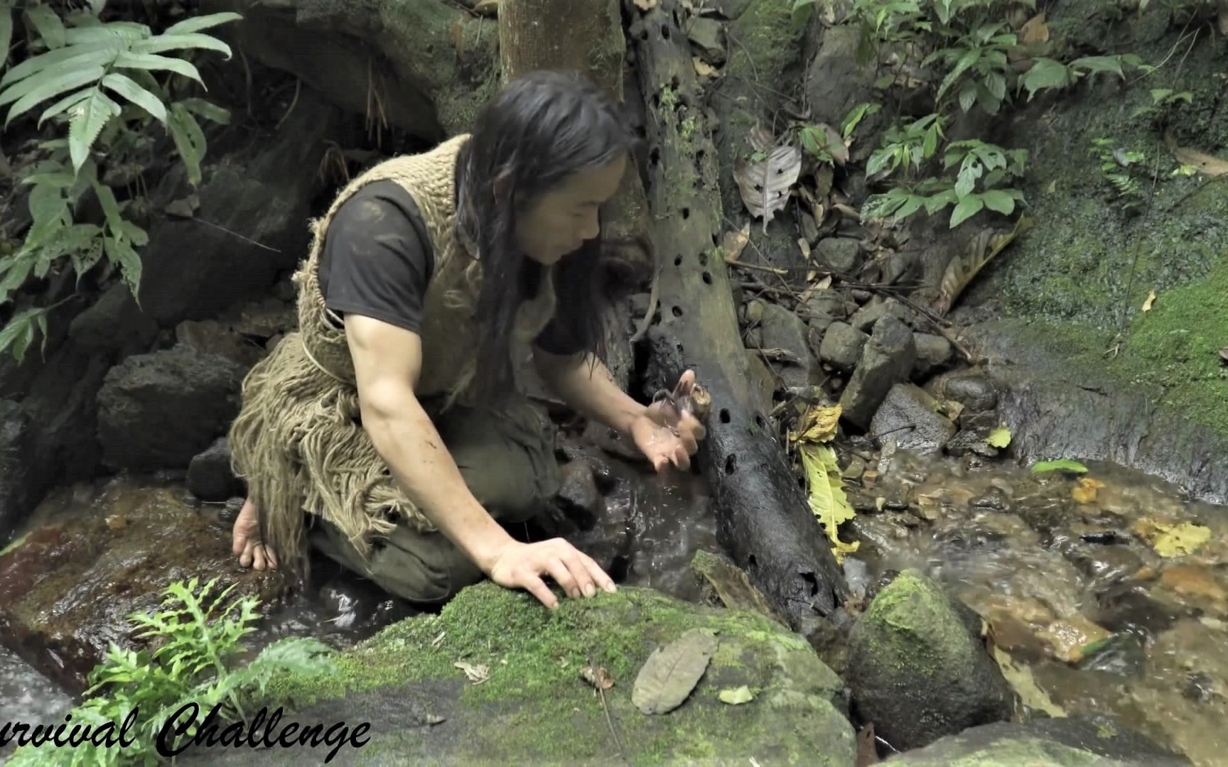 原始丛林人-6个月的丛林生存-第95集,在溪水寻找食