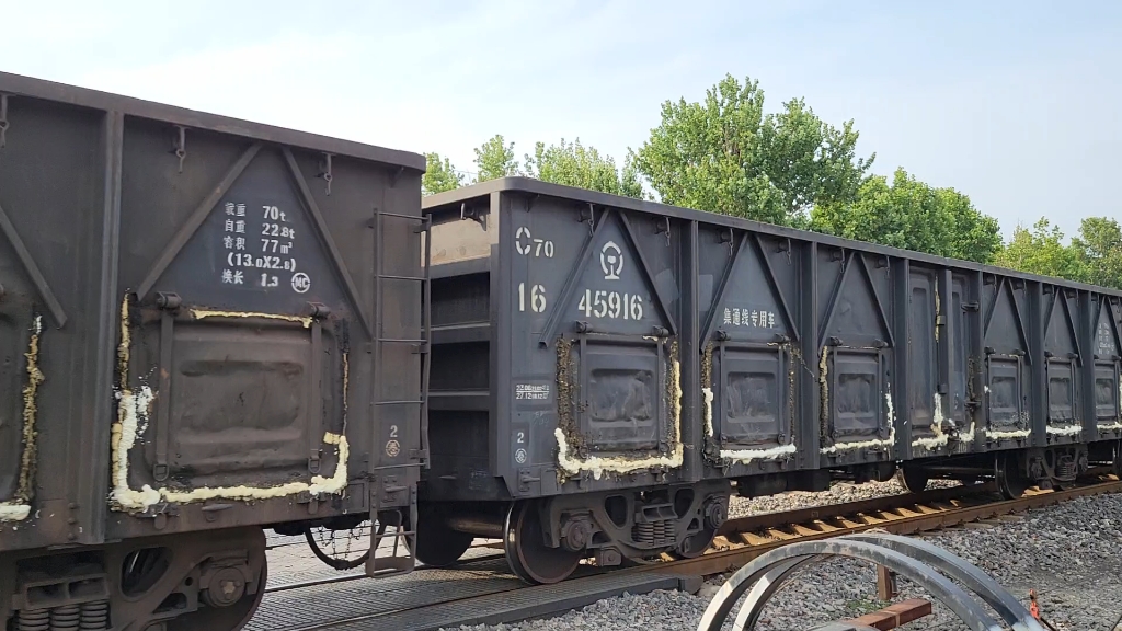 东风8b5093牵引敞车大列通过开平新城路道口