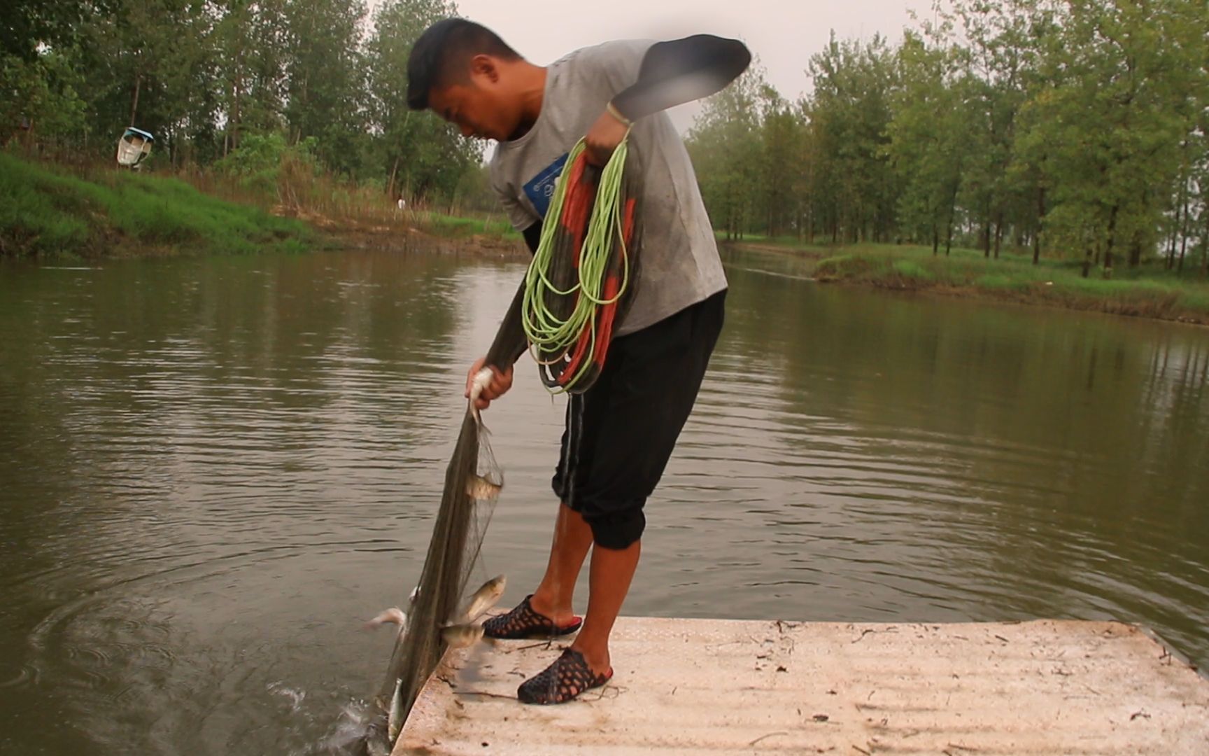 户外小猛哥:野河大鱼成群,猛哥开船撒网,一网就抓十几斤,谁知还有更多