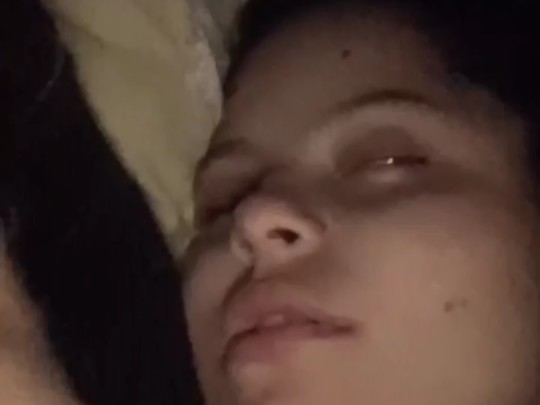 女孩睡觉翻白眼