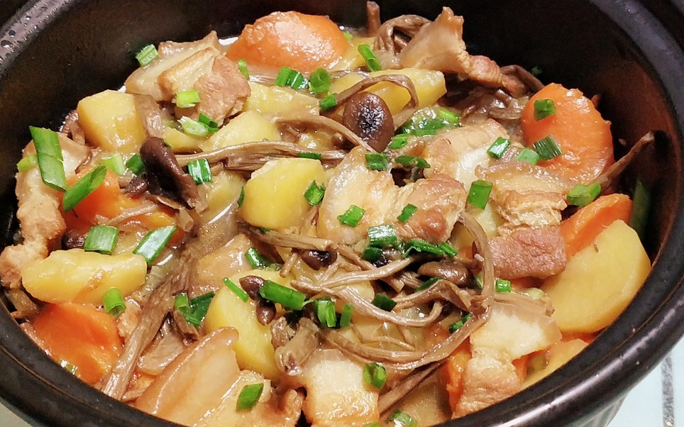 冬天最适合来一锅热气腾腾的茶树菇五花肉煲,汤鲜味美,营养暖胃_哔哩