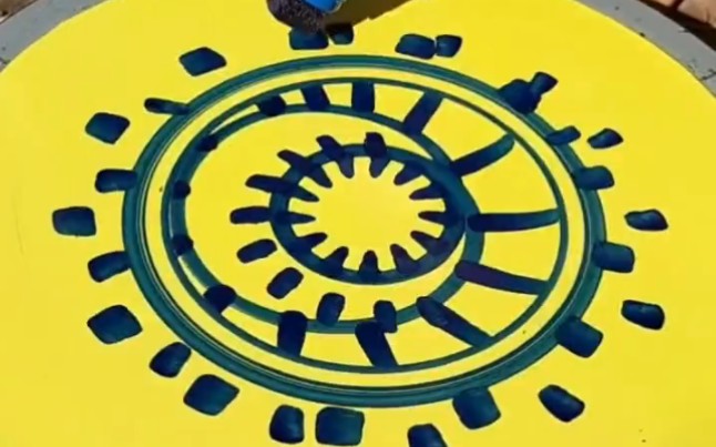 有趣的"转盘画",想象一下,在旋转飞快的转盘上滴落各色颜料,随着离心