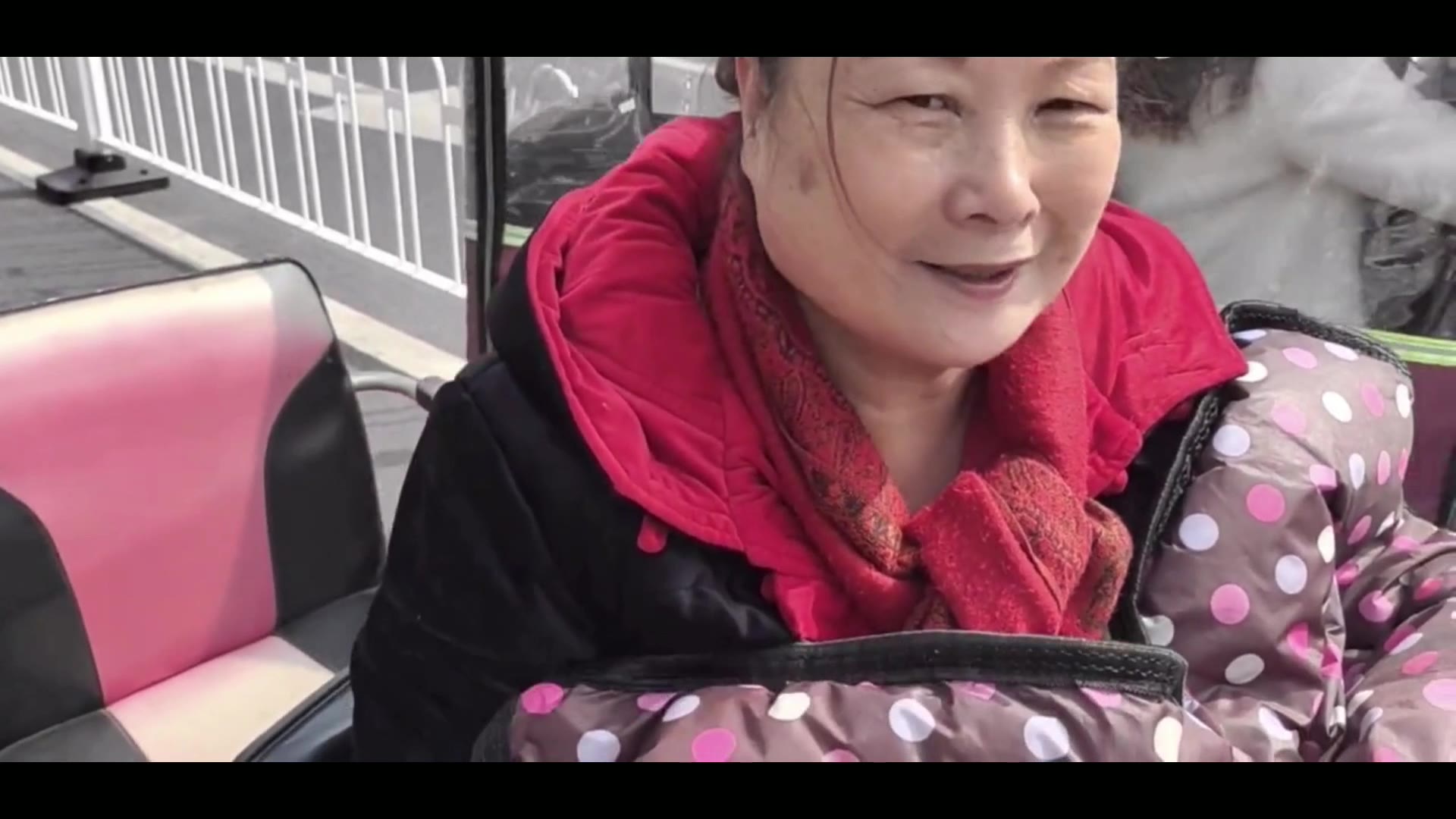 暖心大姐带张龙萌萌逛公园大姐一个劲指点张龙张龙总算开窍了