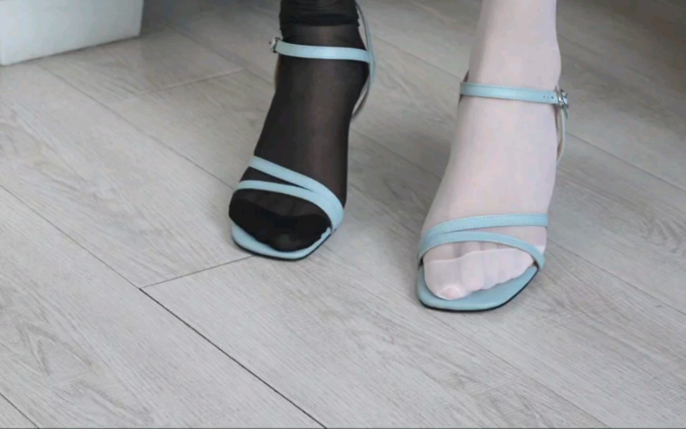 两双不一样颜色的丝袜 看起来是什么体验