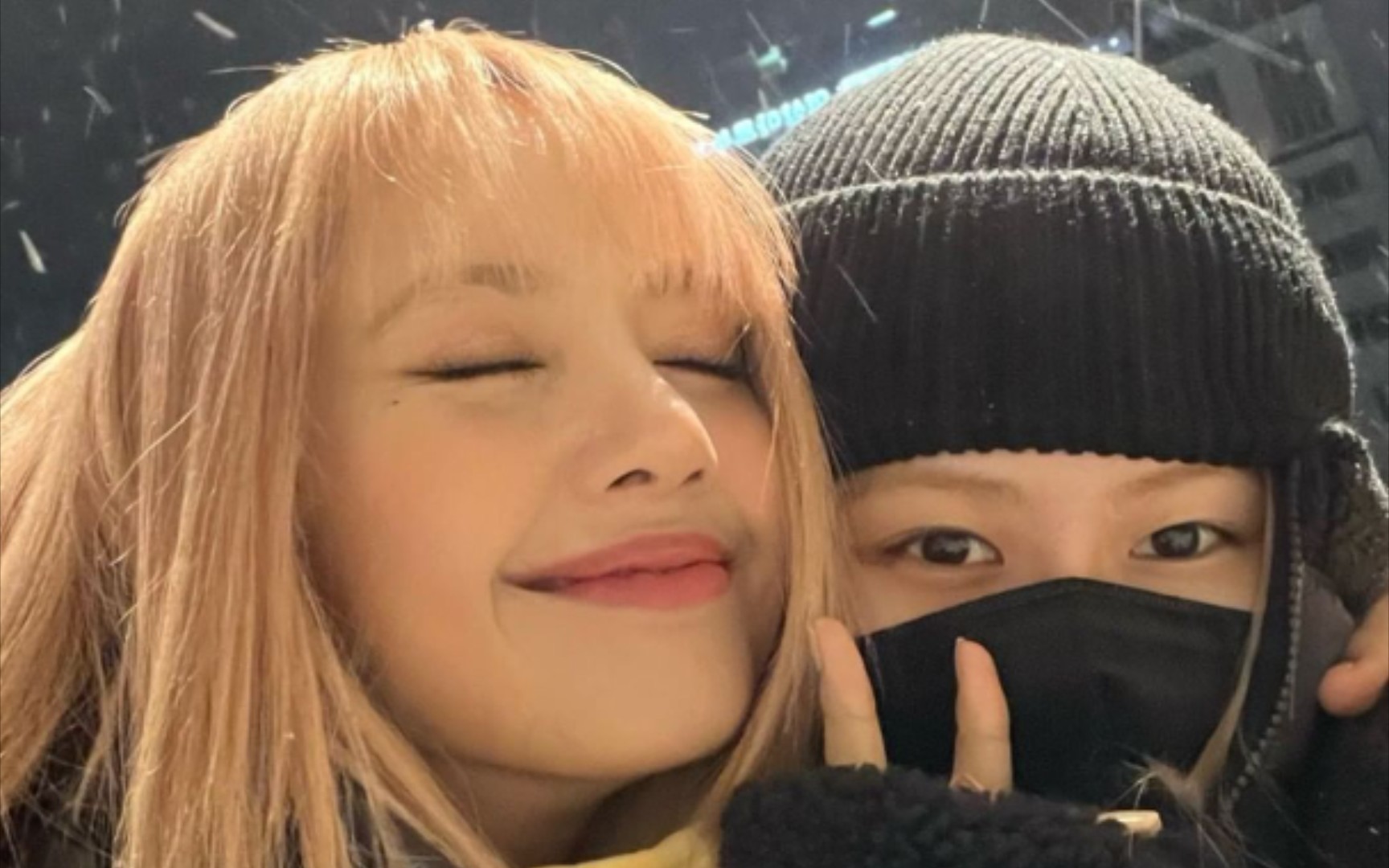 「ros07朴彩英&lisa」"突然下雪啦所以很开心 因为很开心所以拍了