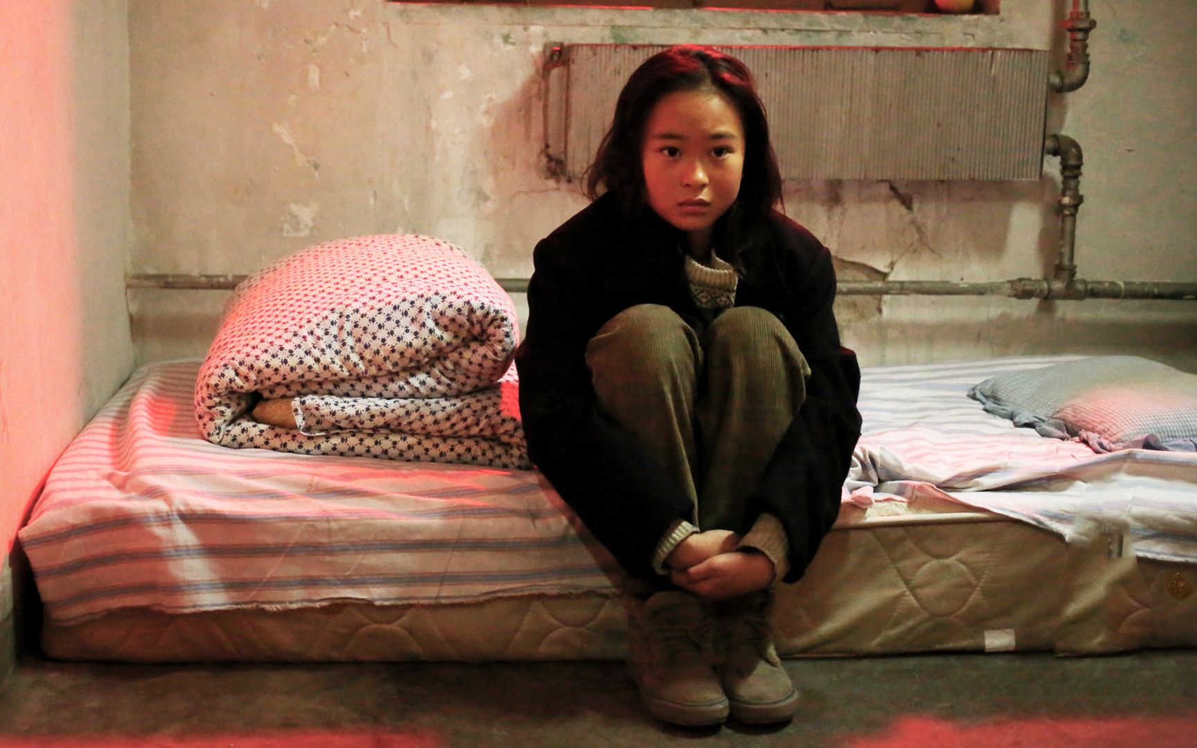 这部电影看完让人愤怒,盲人女孩被迫乞讨,要不到钱不让吃饭