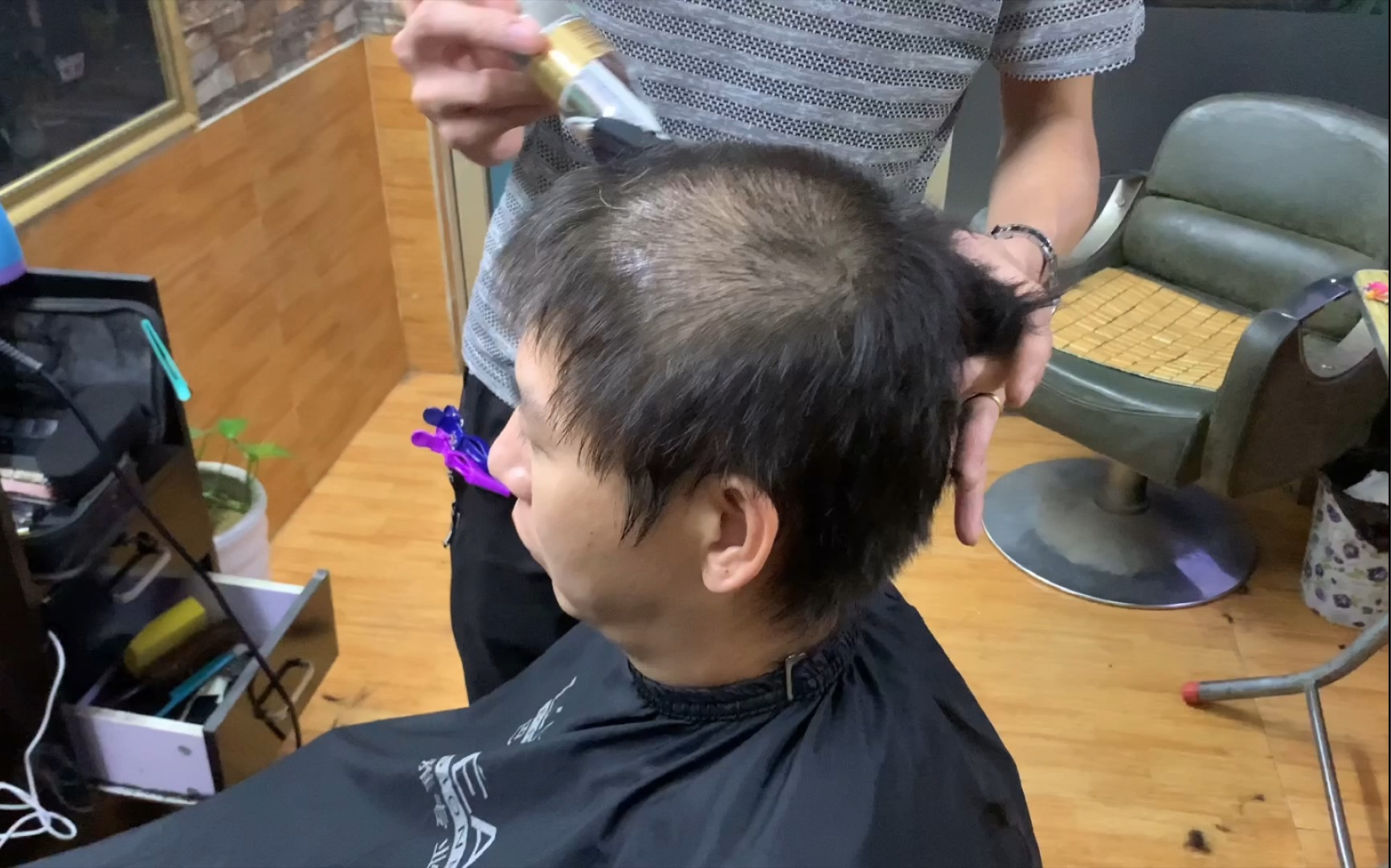 30岁帅哥两个多没理头发,师傅直接带卡尺推9毫米寸头,洗头方便_哔哩