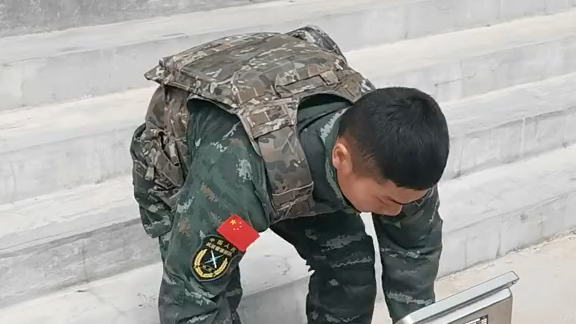 负重单杠挑战,你最多能做八个?(魏武,钟浩铭,杨朝凯)