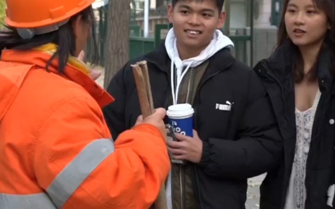 49岁的环卫工人张建娜自学英语近10年化身三里屯“草根外交官”!让外国人感到北京的热情和国际化!”古人诚不欺:腹有诗书气自华,与职业无关#环卫...