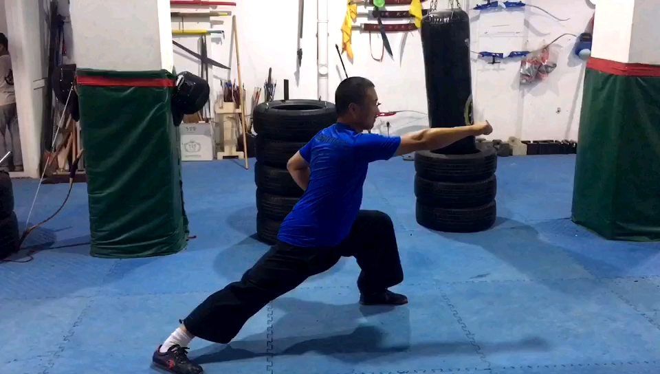 长拳基本功行进间弓步冲拳