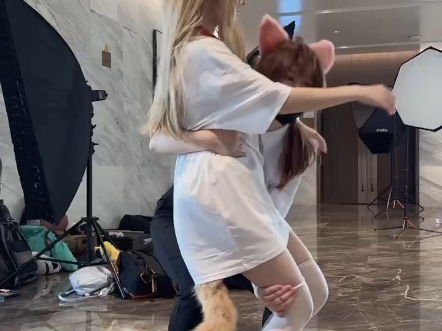 女孩子也能公主抱转圈圈哦.