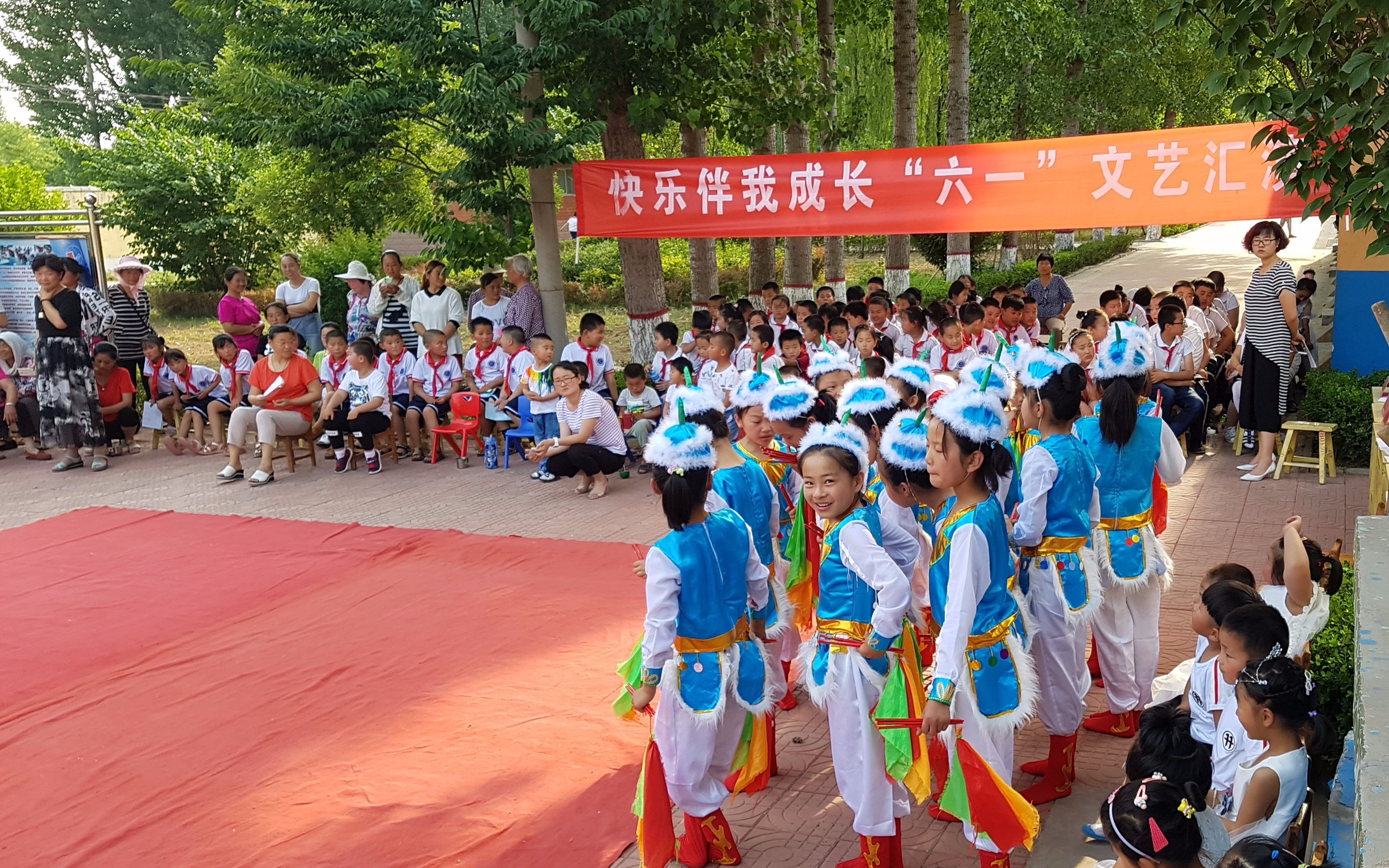 [图]小学庆六一表演《蒙古筷子舞》