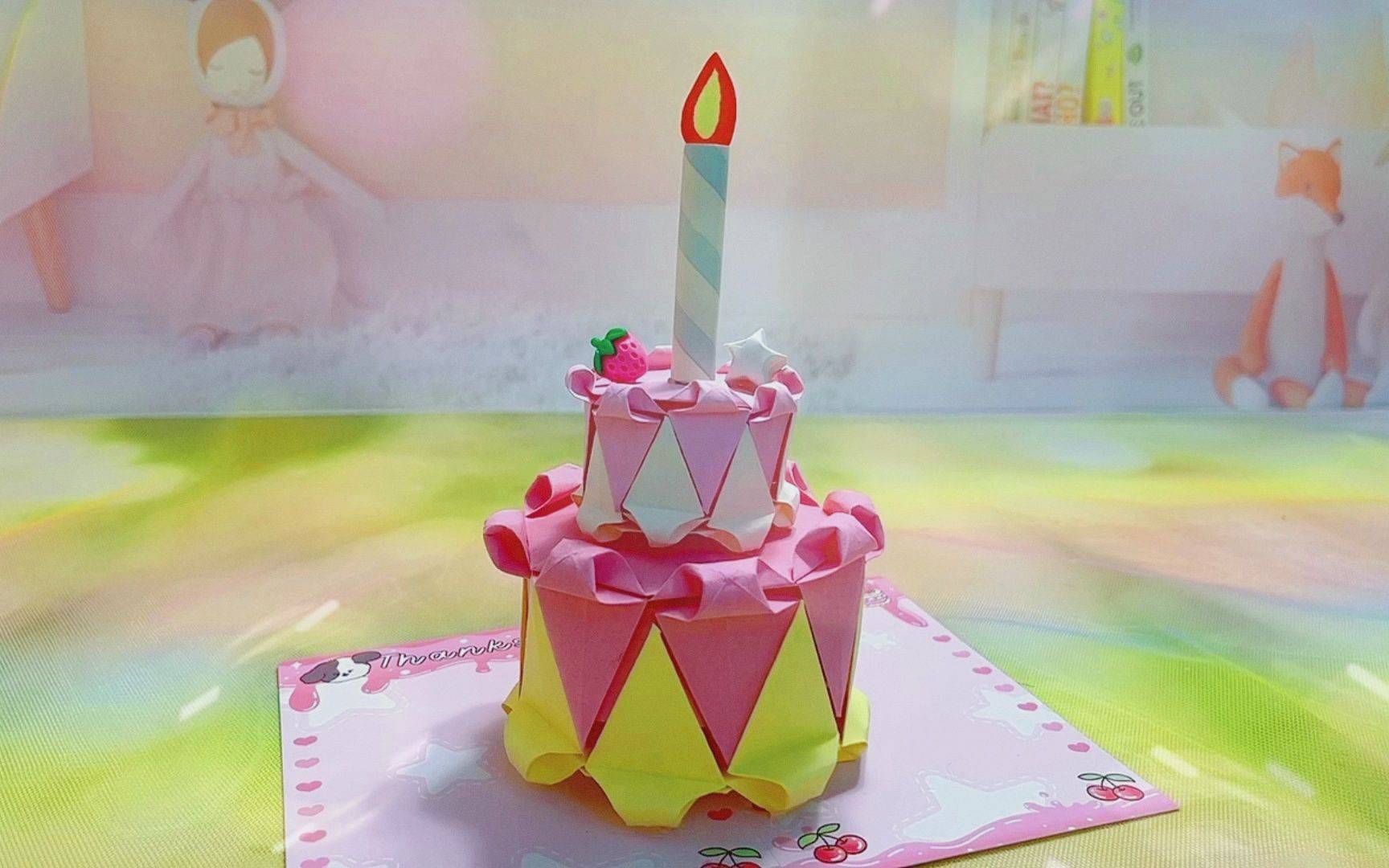 彩纸做了个双层小蛋糕,还有生日蜡烛哦