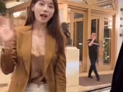 我的永利专属公关看到我来了，笑得合不拢嘴