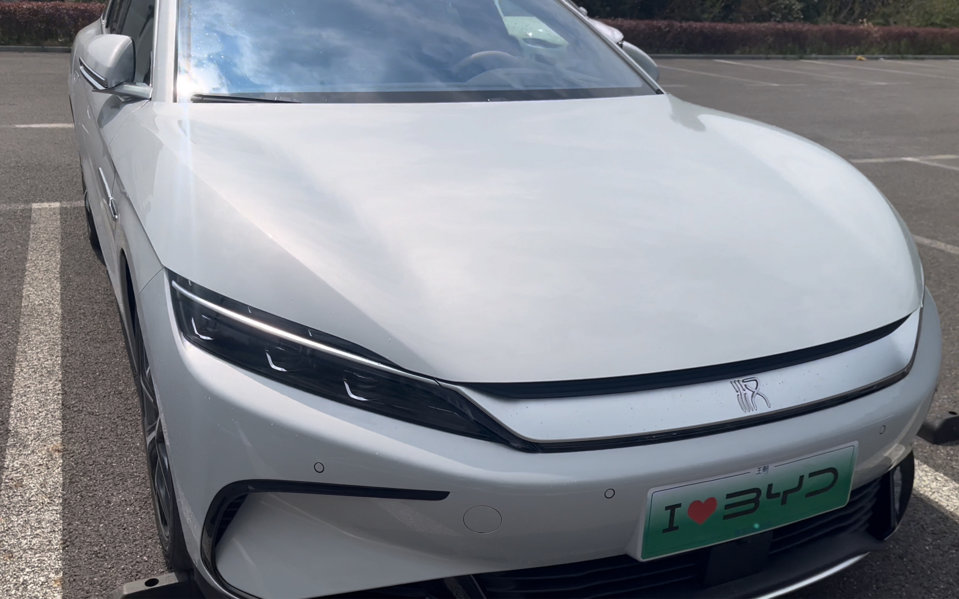 比亚迪汉ev荣耀版605km银釉白静态试车