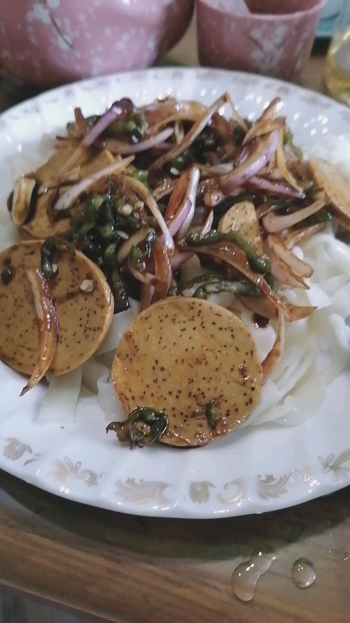 91椒盐包菜,红枣糯米白米粥,圆葱丝泡脚丝素鸡片拌面.91