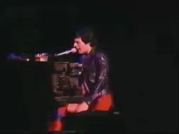 Download Video: 【皇后乐队】体会下牙叔巅峰时期的嗓音爆发力 Somebody to love (live Hammersmith Odeon 1979)