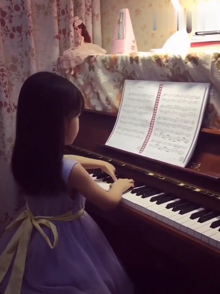 六岁小女孩钢琴弹奏《刚好遇见你》太好听