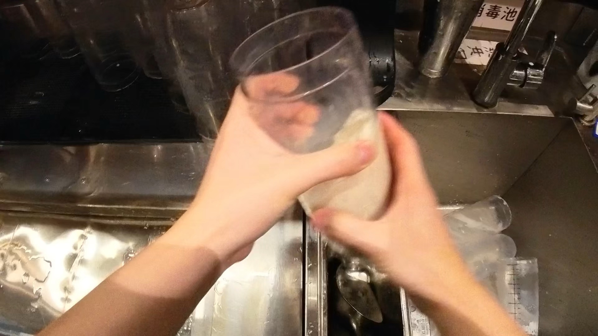 第一视角体验霸王茶姬忙碌日常