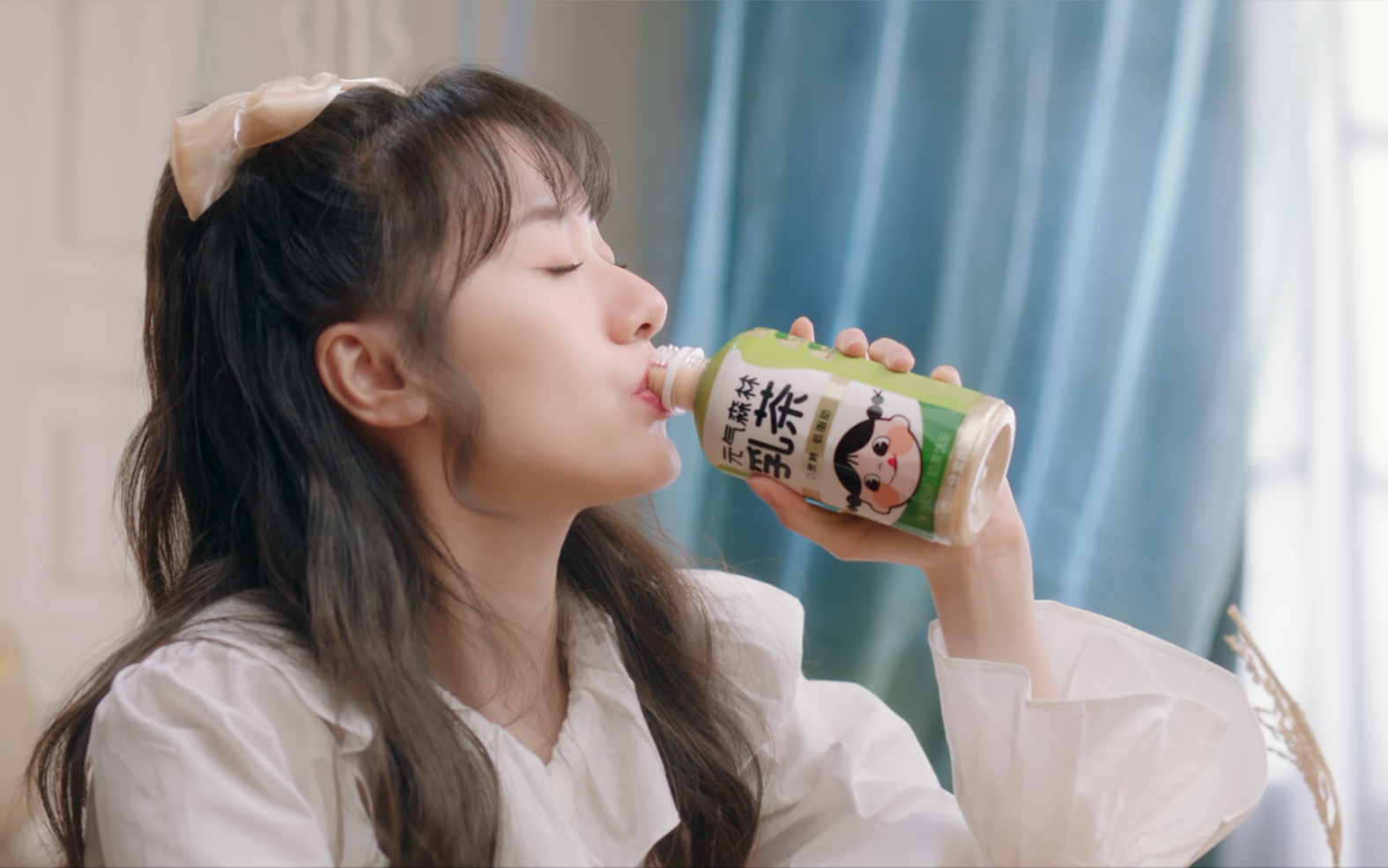 琉璃美人袁冰妍亲身示范,元气森林茉香奶绿和下午茶有多配
