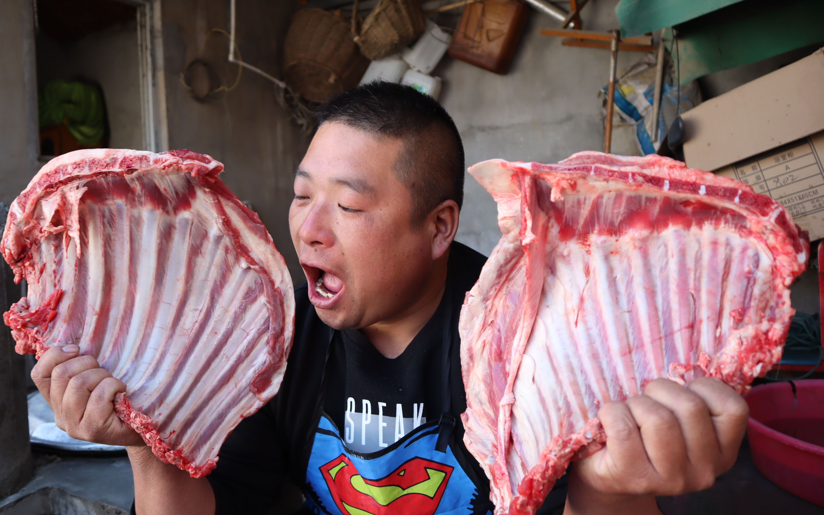 胖大哥花140元买4斤羊排,用土锅炖起来,吃得满嘴流油!