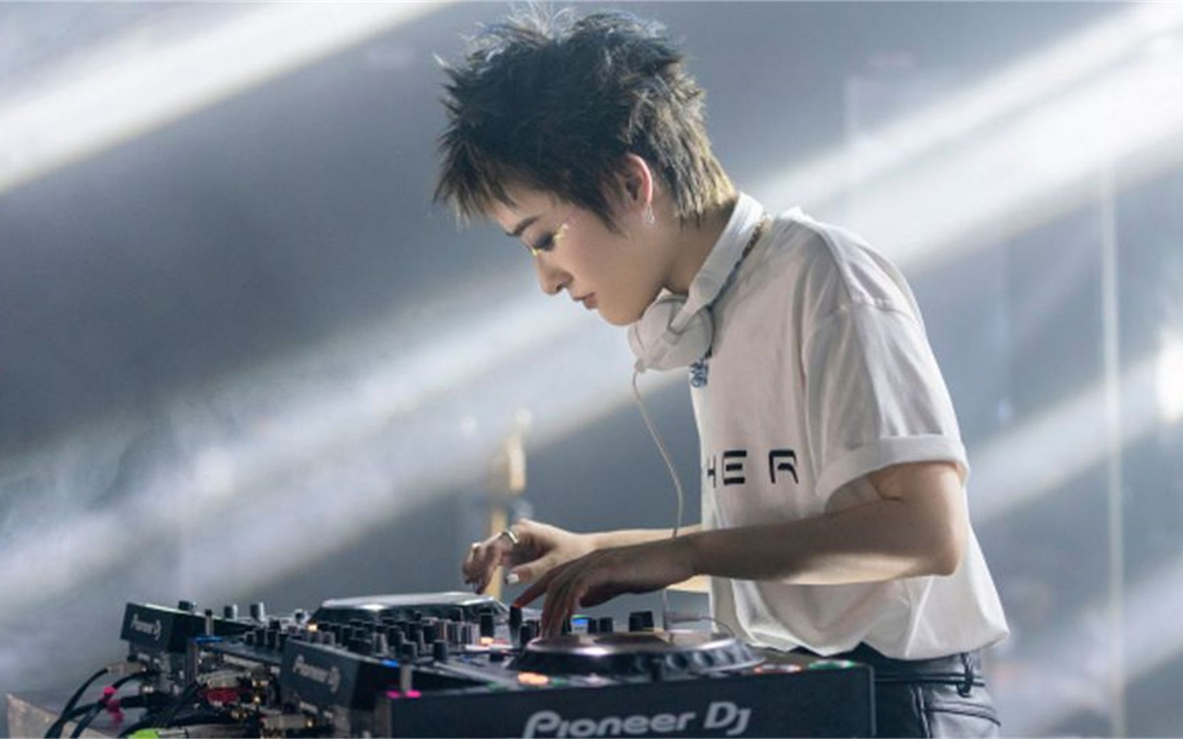 曾轶可演唱会遭维权!歌迷不满被割韭菜大喊"退钱",她态度傲慢