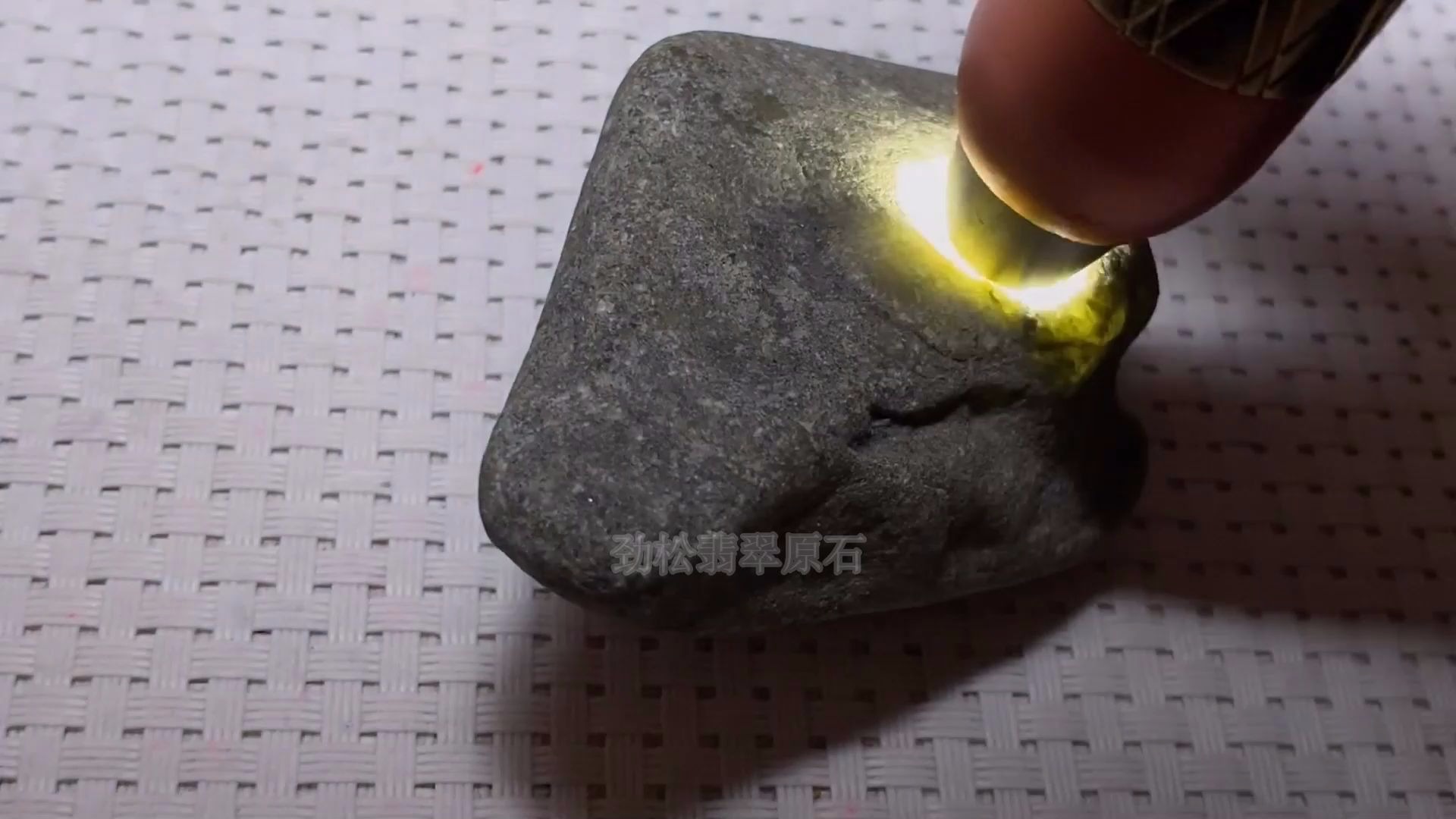刚开窗一块后江料,猜猜这样的皮壳里面品质会如何?