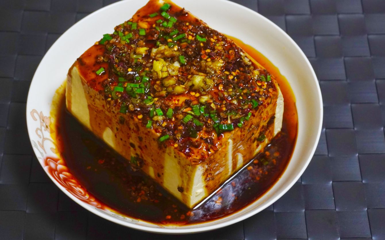 这个油泼豆腐号称下饭界神器,操作简单营养丰富,主要是超级好吃