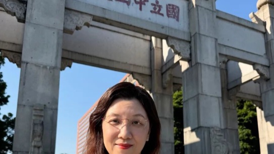 56岁女子刚退休就重返中山大学读研，曾任公司CFO 现在同学和女儿一样大，“56岁是人生的中点 做自己觉得快乐的事”