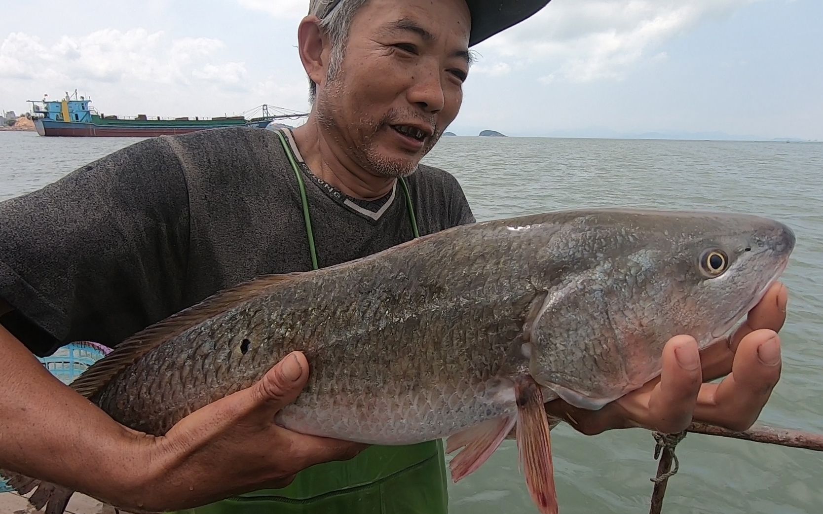 泰叔泰嫂夫妻收排钩竟意外收到两条大海货每条最少五斤重