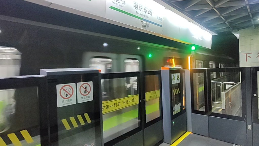 【上海地铁】绿灯侠02105开往淞虹路方向到达南京东路站