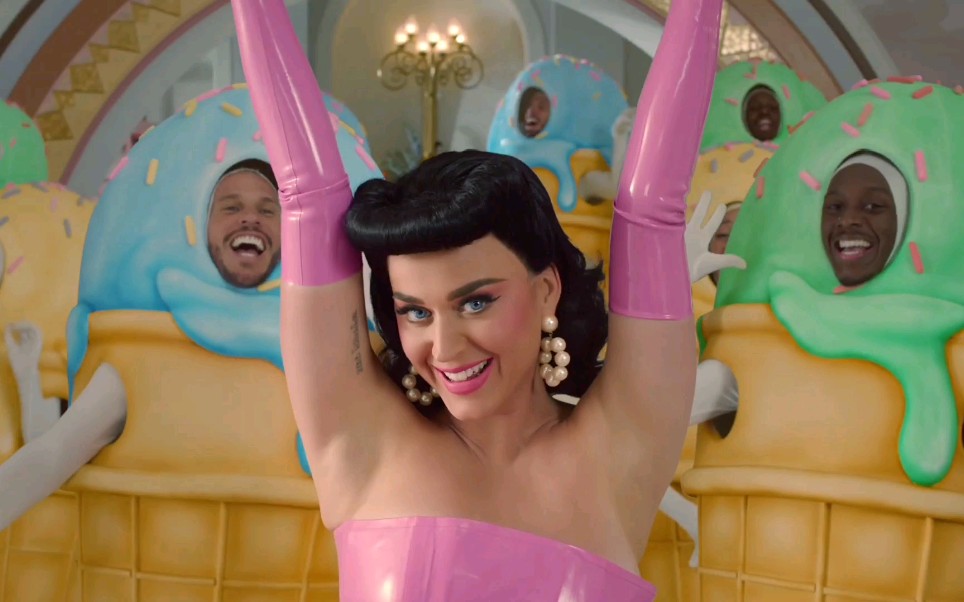 [图]水果姐新歌来了！Katy Perry代言Just Eat最新宣传大片释出！水果姐献唱了广告主题曲《Did Somebody Say》，造型百变太好看了！