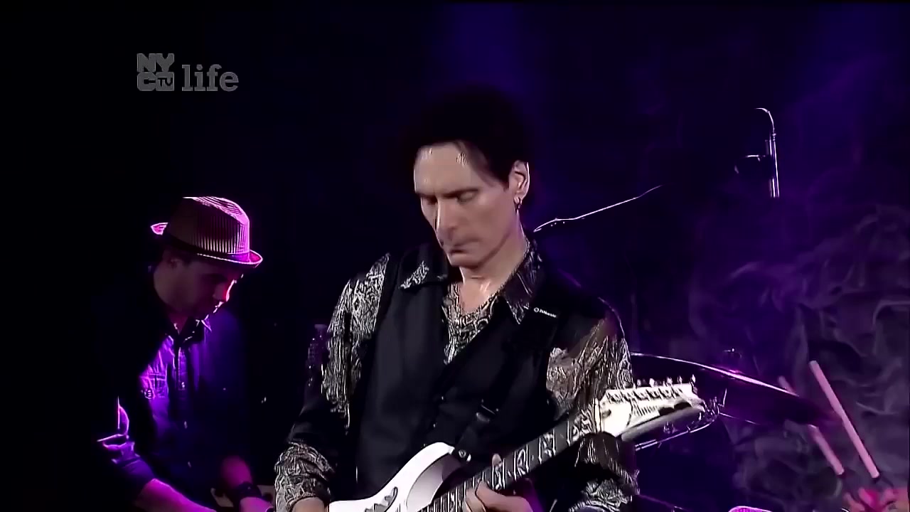 [图]低声的祈祷Steve Vai Whispering A Prayer2016年在纽约，运用电吉他无限延音系统的典范